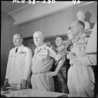 Photo historique. Le général Raoul Salan entouré des généraux.