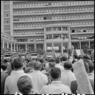 Acclamation de la foule après la déclaration du général Raoul Salan.