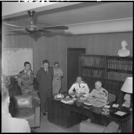 Le général Raoul Salan, entouré des généraux Edmond Jouhaud et Jacques Allard, préside la réunion du comité de salut public.