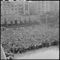 Explosion de joie. Immense ovation. La Marsellaise est entonnée en choeur par une foule de 10 000 à 15 000 personnes.