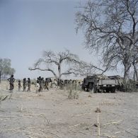 Villageois tchadiens autour d'un camion militaire.