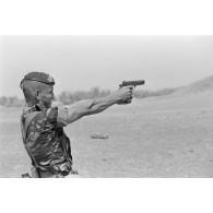 Un homme du 3e régiment parachutiste d'infanterie de marine (RPIMa) s'entraîne à tirer au pistolet Mac 50.