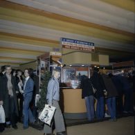 Visiteurs autour du stand de l'exposition Jeunesse 1976, dans l'ancienne gare de la Bastille.