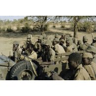 Patrouille d'une section de l'armée nationale tchadienne (ANT) et d'une section de la garde nomade tchadienne dans la région du Batha lors d'une opération de fouille.