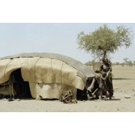 Une femme tchadienne et son enfant devant leur tente dans le village nomade d'Alifen.