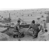 Deux hommes du 17e régiment du Génie aéroporté (RGAP) dans une tranchée pour installer des mines éclairantes au Tchad.