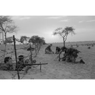 Installation de mines éclairantes par les hommes du 17e régiment du Génie aéroporté (RGAP) au Tchad.