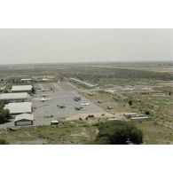Vue aérienne de la base de N'Djamena, avec des avions Jaguar et Atlantic au parking.