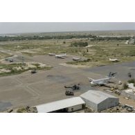 Vue aérienne de la base de N'Djamena, avec des avions au parking.