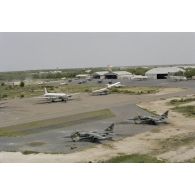 Vue aérienne de la base de N'Djamena, avec des avions au parking.