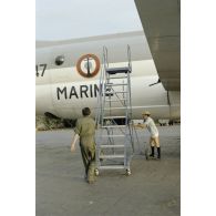 Préparation d'un avion Bréguet Atlantic sur la base aérienne de N'Djamena.