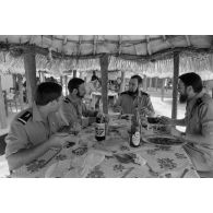 Le repas au mess des sous-officiers à la base de N'Djamena.