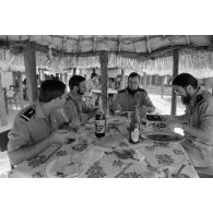Le repas des sous-officiers de l'armée de l'Air au Tchad.