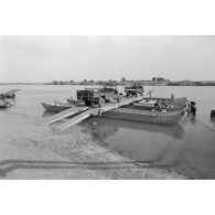 Une portière du 17e régiment du génie parachutiste (RGP) transporte des camions sur le fleuve Chari lors d'un exercice.