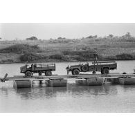 Une portière du 17e régiment du génie parachutiste (RGP) transporte des camions sur le fleuve Chari lors d'un exercice.