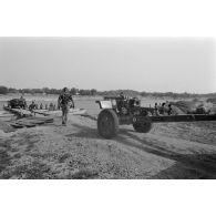 Une portière du 17e régiment du génie parachutiste (RGP) transporte un canon du 11e régiment d'artillerie de marine (RAMa) sur le fleuve Chari lors d'un exercice.