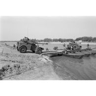 Chargement d'automitrailleuses du 1er escadron du 1er régiment de hussards parachutistes (RHP) sur une portière du 17e régiment du Génie parachutiste (RGP) lors d'un exercice sur le fleuve Chari.