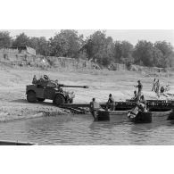 Une automitrailleuse du 1er escadron du 1er régiment de hussards parachutistes (RHP) s'apprête à monter à bord d'une portière du 17e régiment du génie parachutiste (RGP) lors d'un exercice de franchissement du fleuve Chari.