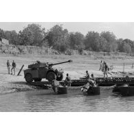 Une automitrailleuse du 1er escadron du 1er régiment de hussards parachutistes (RHP) s'apprête à monter à bord d'une portière du 17e régiment du Génie parachutiste (RGP) lors d'un exercice de franchissement du fleuve Chari.