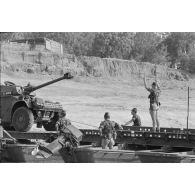 Une automitrailleuse du 1er escadron du 1er régiment de hussards parachutistes (RHP) s'apprête à monter à bord d'une portière du 17e régiment du génie parachutiste (RGP) lors d'un exercice de franchissement du fleuve Chari.