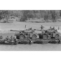 Un exercice de franchissement du fleuve Chari sur une portière du 17e régiment du génie parachutiste (RGP) qui transporte des automitrailleuses du 1er escadron du 1er régiment de hussards parachutistes (RHP).