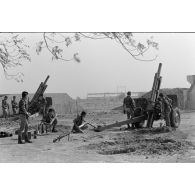 Exercice de mise en batterie de canons de 105 mm par le 11e régiment d'artillerie de marine (RAMa).