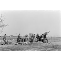 Exercice de mise en batterie de canons de 105 mm par le 11e régiment d'artillerie de marine (RAMa).