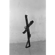 Un pistolet mitrailleur allemand 9 mm Sterling, récupéré par les forces françaises au Tchad.