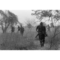 Départ en patrouille d'une compagnie du 17e régiment du génie parachutiste (RGP) au Tchad.