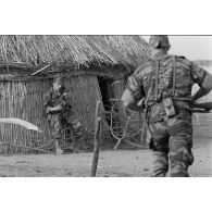 Un groupe de la 2e section de la 1er compagnie du 17e régiment du génie parachutiste (RGP) appelé groupe Espaze effectue un exercice d'intervention dans un village tchadien.
