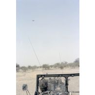En mission, les soldats du 17e régiment du génie parachutiste (RGP), au sol, sont guidés par un avion Cessna de l'aviation légère de l'arméee de Terre (ALAT).