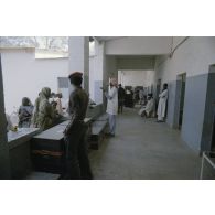 L'élément médical militaire d'intervention rapide (EMMIR) a dû demander l'aide de la gendarmerie camerounaise pour endiguer le flux des patients au nouveau dispensaire de Kousseri.