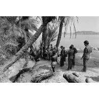 L'équipage d'un Transall pose pour une photo devant le lac salé d'Ounianga Kébir.