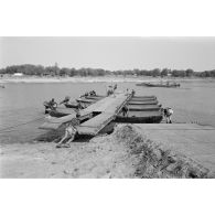 Un exercice de franchissement du fleuve Chari sur une portière par le 17e régiment du génie parachutiste (RGP).