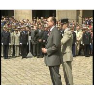 Cérémonie de remise de Légions d'honneur par Jacques Chirac, président de la République, aux Invalides.