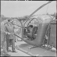 Jacques Soustelle monte à bord d'un hélicoptère alouette.