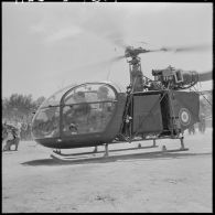 Jacques Soustelle, le général Allard et le général Massu arrivent à Boufarik en hélicoptère alouette.