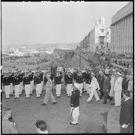 Les autorités passent les troupes en revue lors de la cérémonie à la stèle aux marins à Alger.