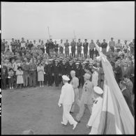 Les autorités passent les troupes en revue lors de la cérémonie à la stèle aux marins à Alger.