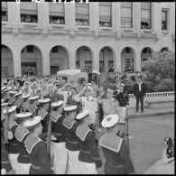 Les autorités saluent les élèves de l'école de fusiliers-marins lors de la cérémonie à la stèle aux marins à Alger.
