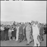 Les autorités passent devant la foule lors de la cérémonie à la stèle aux marins à Alger.
