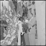 L'amiral Philippe Auboyneau dépose une gerbe de fleur à la stèle aux marins à Alger.