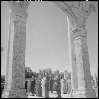Une cérémonie religieuse a lieu dans les ruines de la basilique de Tebessa.