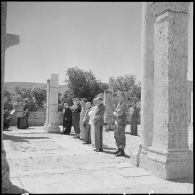 Une cérémonie religieuse a lieu dans les ruines de la basilique de Tebessa.