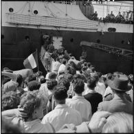 Les rappelés sont acclamés par la foule au débarquement dans le port d'Alger.