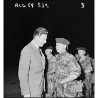 Corse. Léon Delbecque d'entretient avec un soldat à son arrivée sur le terrain d'aviation de Campo dell' Oro près d'Ajaccio.