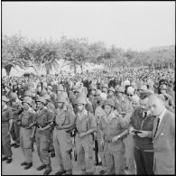 Corse. Les soldats parmi la foule accueillant les comités de salut public d'Algérie et de Corse à Ajaccio.