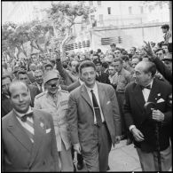 Corse. La foule dans les rues de Bastia accueillant Léon Delbecque et Jean-Robert Thomazo.