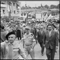 Le général Salan et Jacques Soustelle arrivent à l'hôtel de ville de Tizi Ouzou.