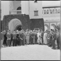 Photographie de groupe du comité de salut public d'Alger au palais d'été.